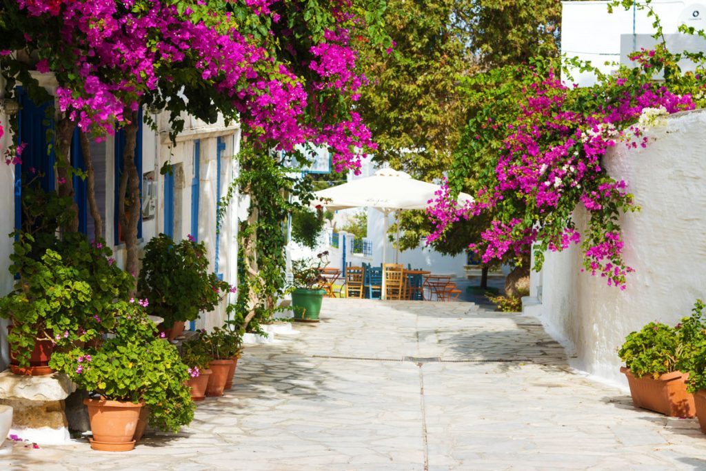 Gasse im Marmor-Bergdorf Pirgos auf der griechischen Kykladeninsel Tinos