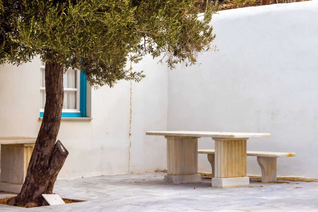 Hof mit Sitzgruppe aus Marmor im Bergdorf Pirgos auf der griechischen Kykladeninsel Tinos
