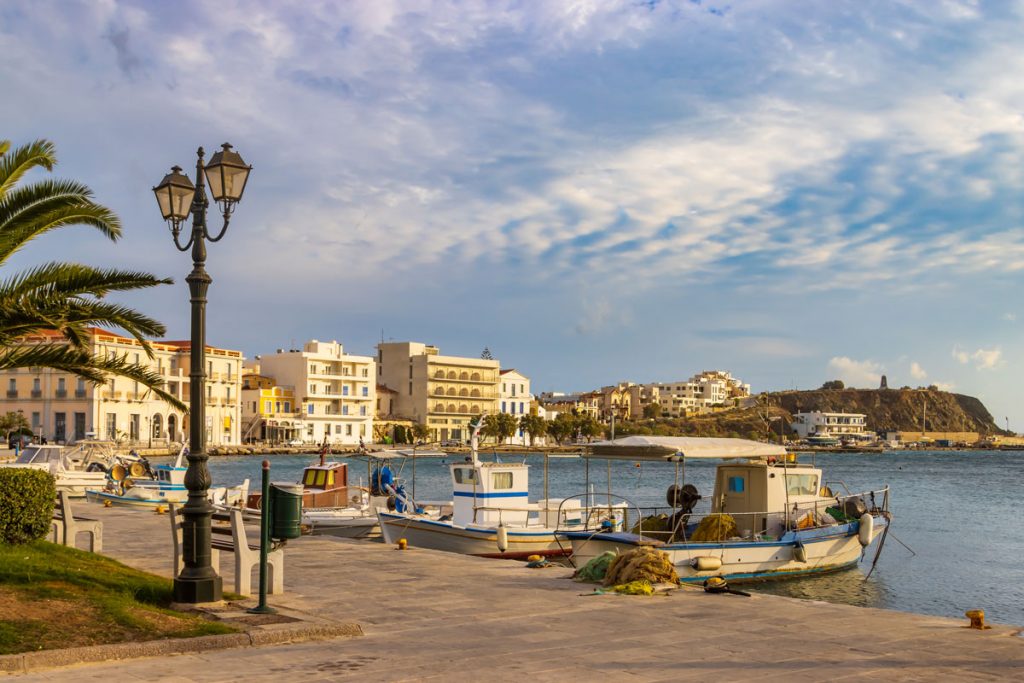Promenade am alten Hafen von Tinos Stadt auf der griechischen Kykladeninsel