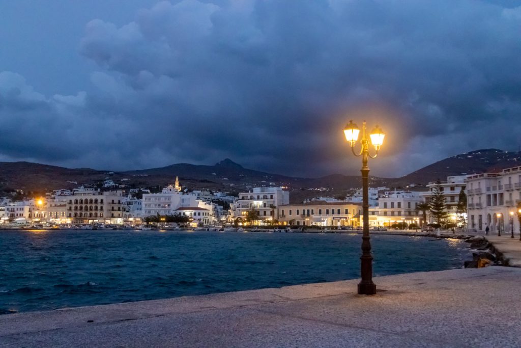 Promenade am alten Hafen von Tinos Stadt auf der griechischen Kykladeninsel