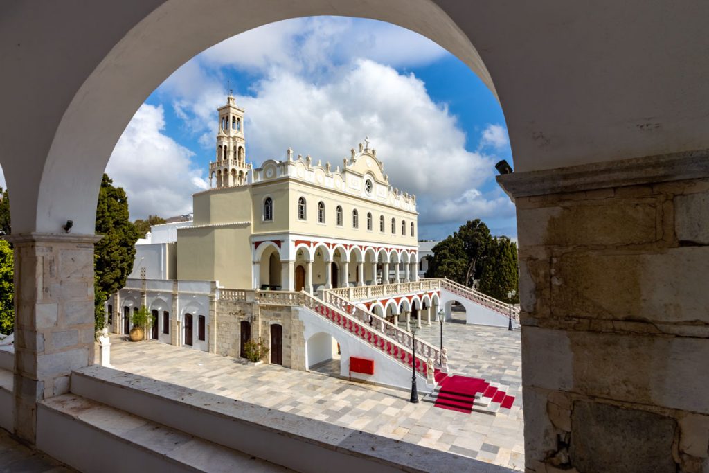 Die orthodoxe Wallfahrtskirche Panagia Evangelistria in Tinos-Stadt auf der griechischen Kykladeninsel