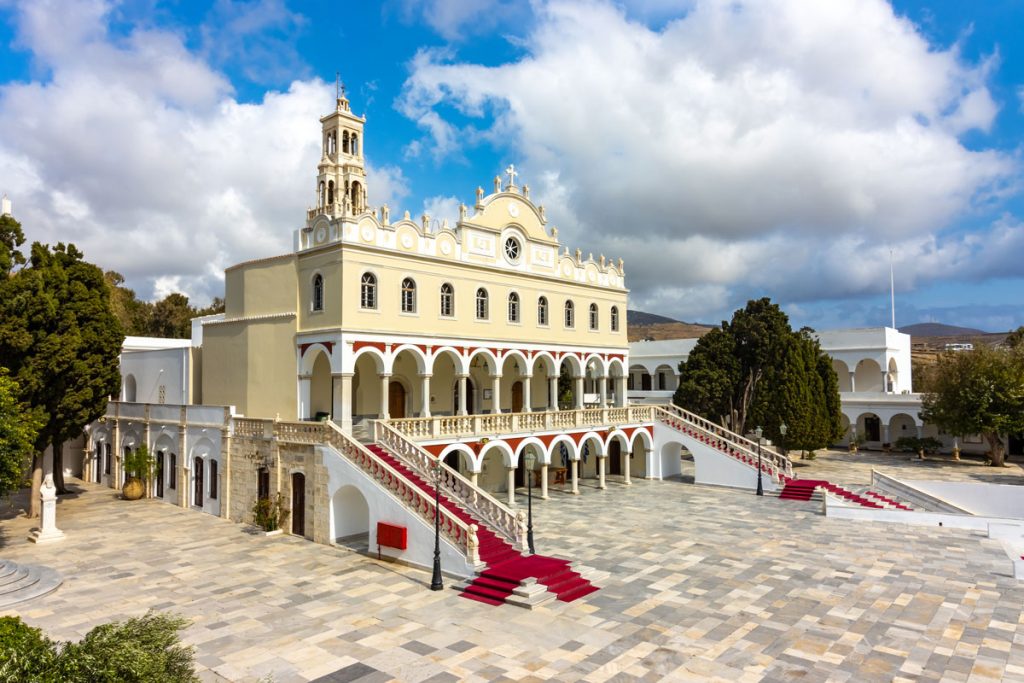 Die orthodoxe Wallfahrtskirche Panagia Evangelistria in Tinos-Stadt auf der griechischen Kykladeninsel