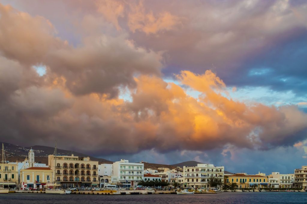 Promenade am alten Hafen von Tinos Stadt auf der griechischen Kykladeninsel