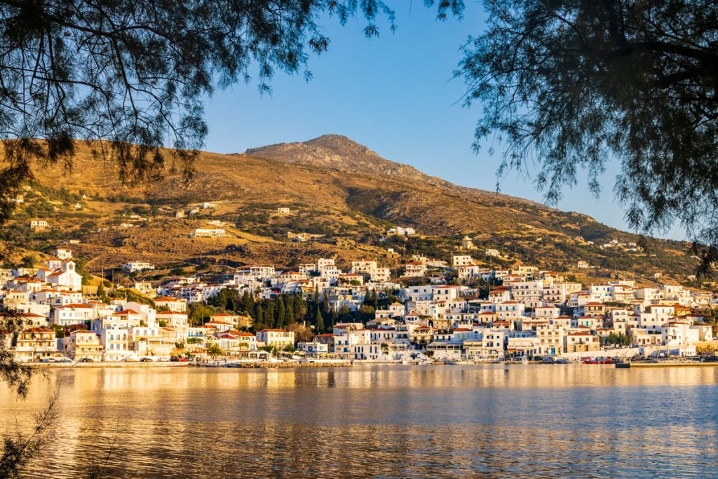 Promenade am Fischerhafen des Ferienorts Batsi auf der griechischen Kykladeninsel Andros im Abendlicht