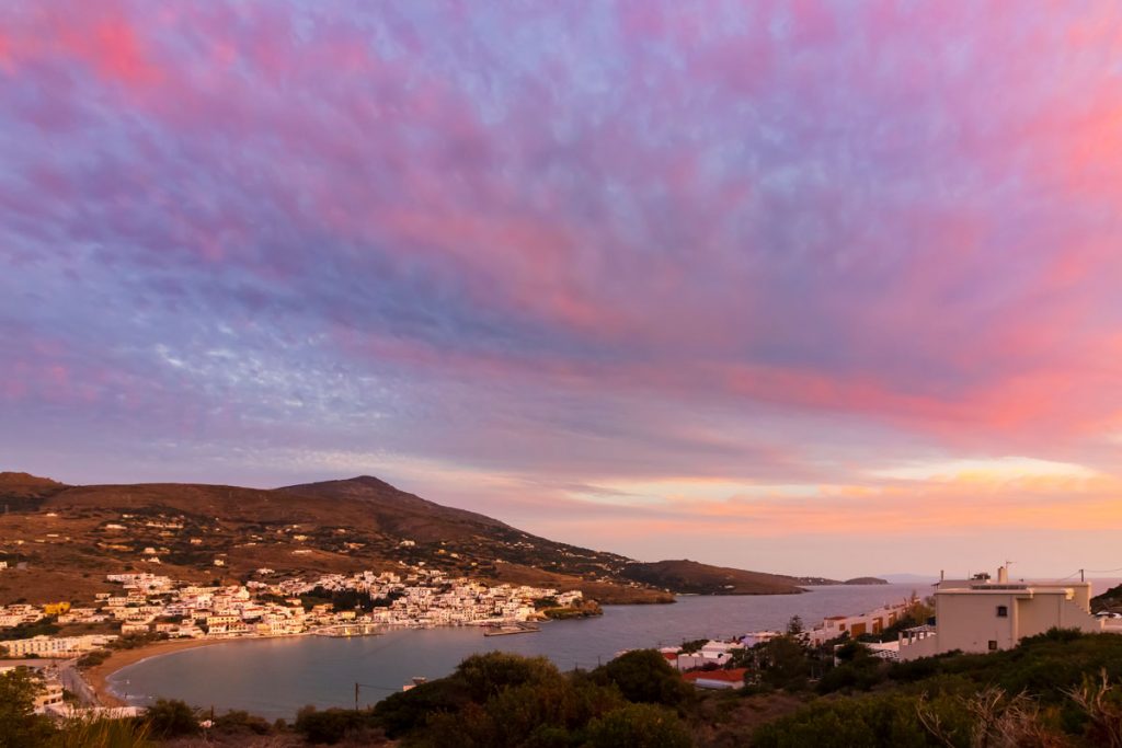 Sonnenuntergang über der Bucht des Ferienorts Batsi auf der griechischen Kykladeninsel Andros