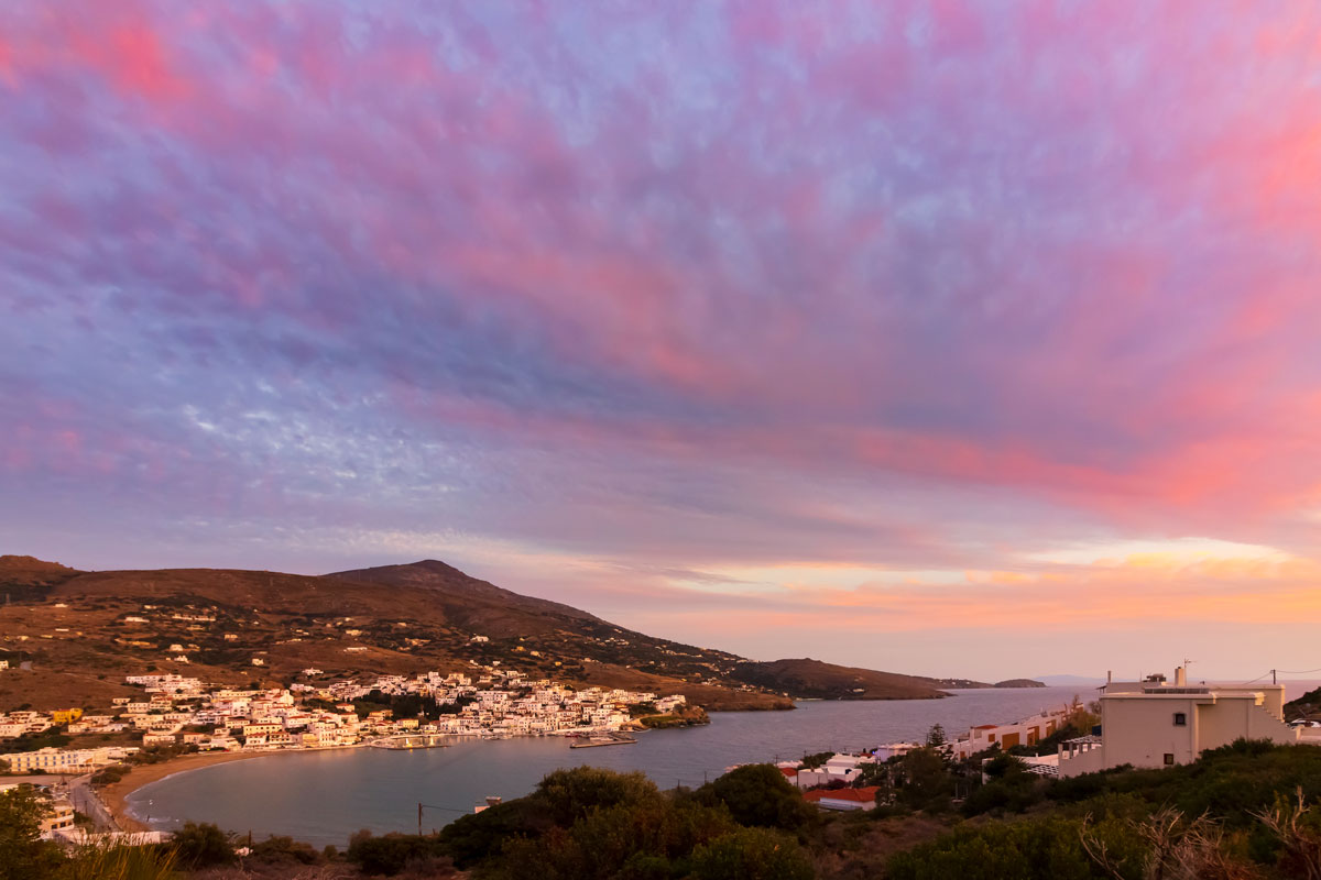 Sonnenuntergang über der Bucht des Ferienorts Batsi auf der griechischen Kykladeninsel Andros