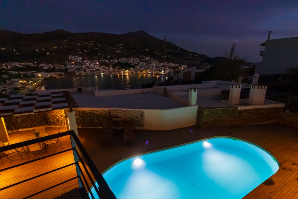 Blick vom Hotel über die Bucht von Batsi auf Andros