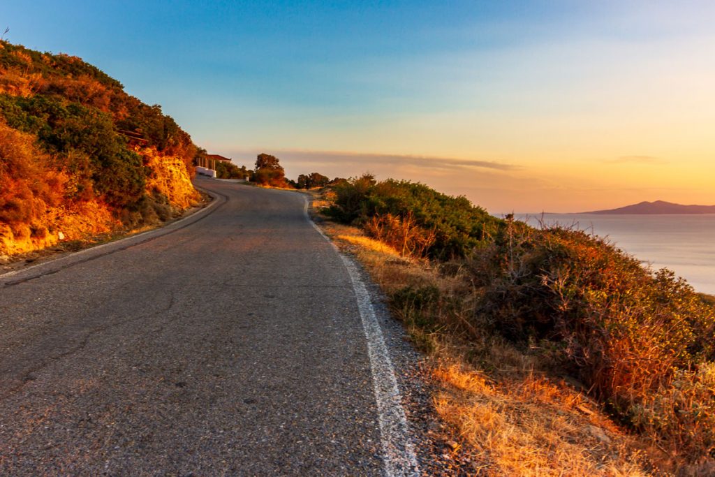 Kurvenreiche Küstenstraße mm Hochland der griechischen Kykladen-Insel Andros