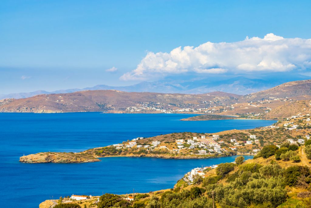 Blick über die Buchten von Batsi und Gavrion auf der griechischen Kykladen-Insel Andros mit der Insel Euböa am Horizont