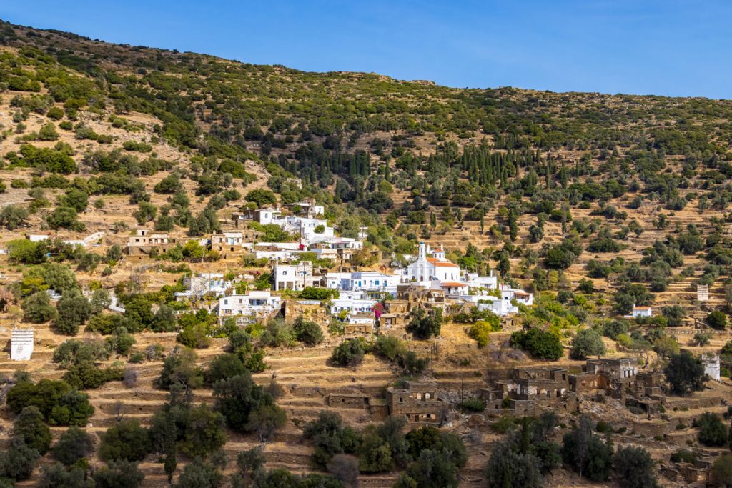 Das Bergdorf Morakei nahe der Bucht von Korthi auf der griechischen Kykladen-Insel Andros