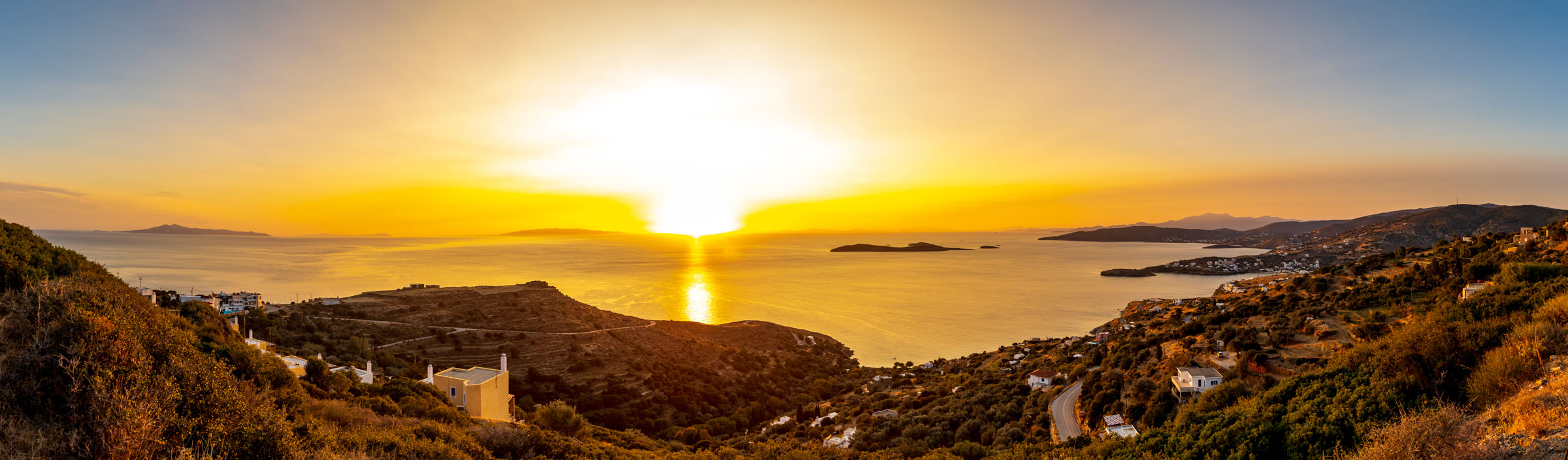 Sonnenuntergang über der Bucht des Ferienorts Batsi auf der griechischen Kykladeninsel Andros im Panorama