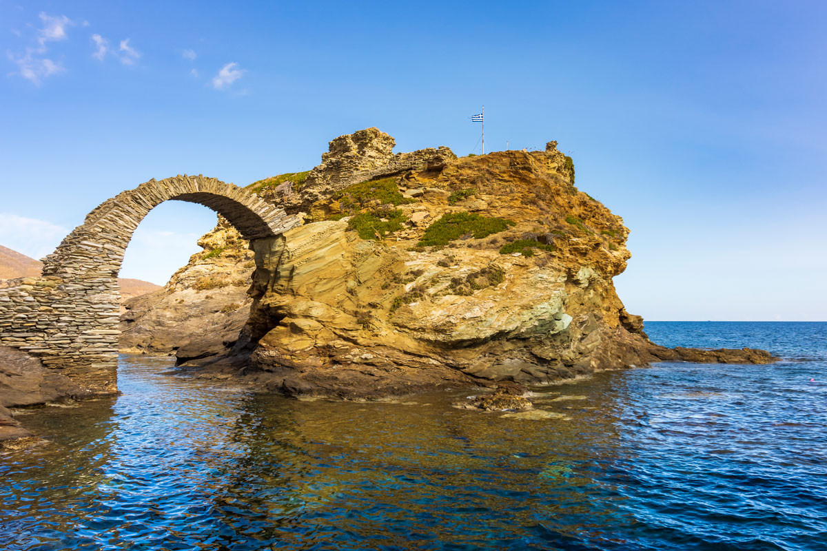Venezianische Festung und alte Steinbrücke vor der Hauptstadt der griechischen Kykladeninsel Andros