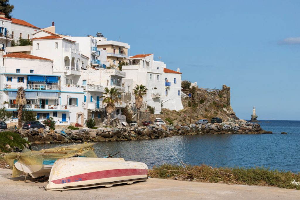 Prächtige Patrizierhäuser im neoklassizistischen Baustil auf einer felsigen Halbinsel in der Hauptstadt der griechischen Kykladen-Insel Andros