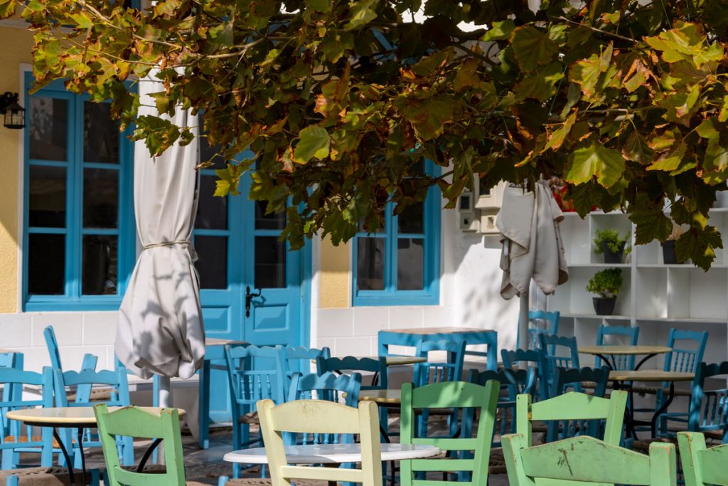 Geschlossenes Restaurant in der herbstlichen Hauptstadt der griechischen Kykladen-Insel Andros