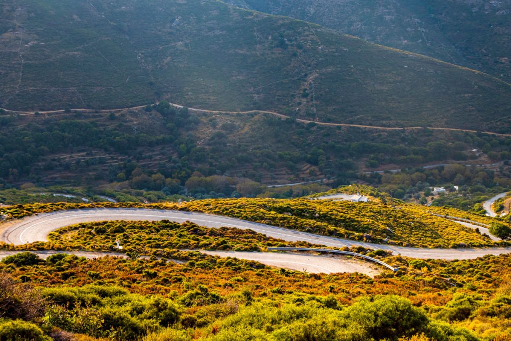 Serpentinen der Bergstraße im Hochland der griechischen Kykladen-Insel Andros