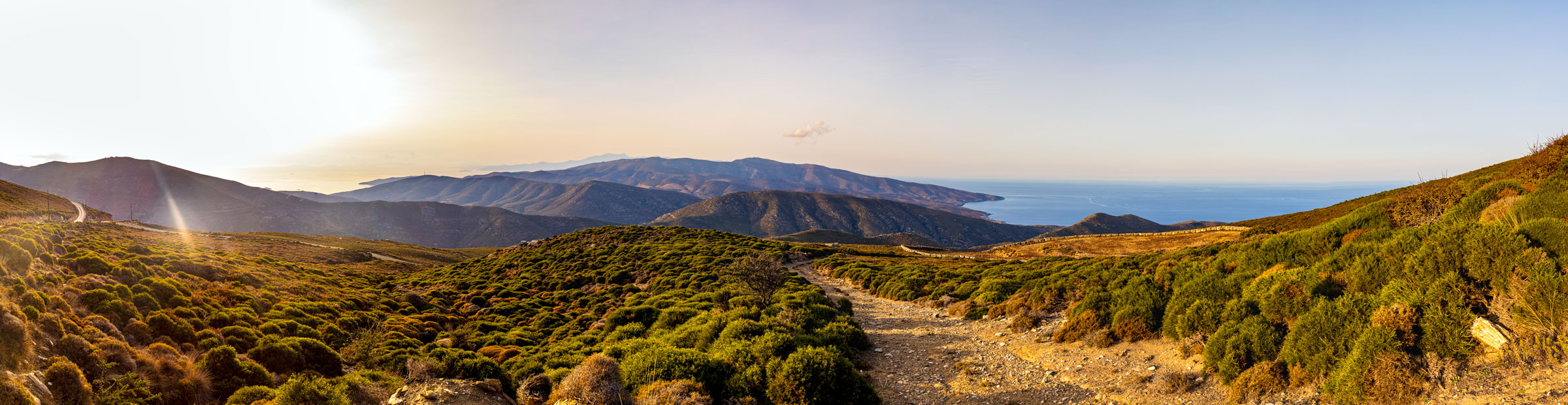 Hochland der griechischen Kykladen-Insel Andros im Panorama von Küste zu Küste