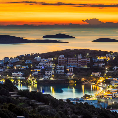 Sonnenuntergang über der Bucht von Batsi auf Andros