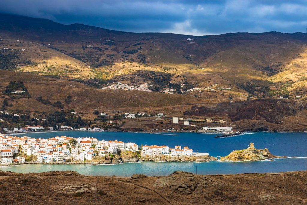 Die Hauptstadt der griechischen Kykladen-Insel Andros auf einem Felssporn in der Bucht