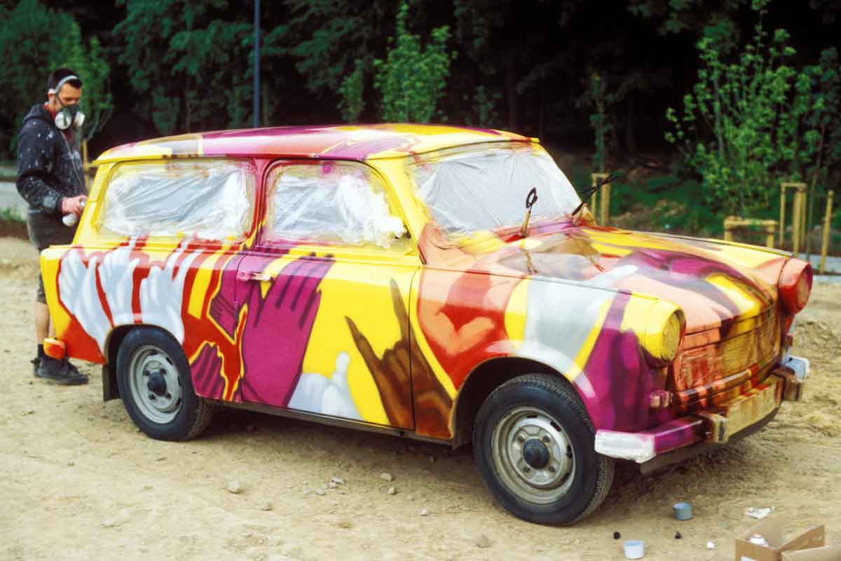 Mit Graffiti gestalteter Trabant von Loomit zur Sprühfrisch 1997